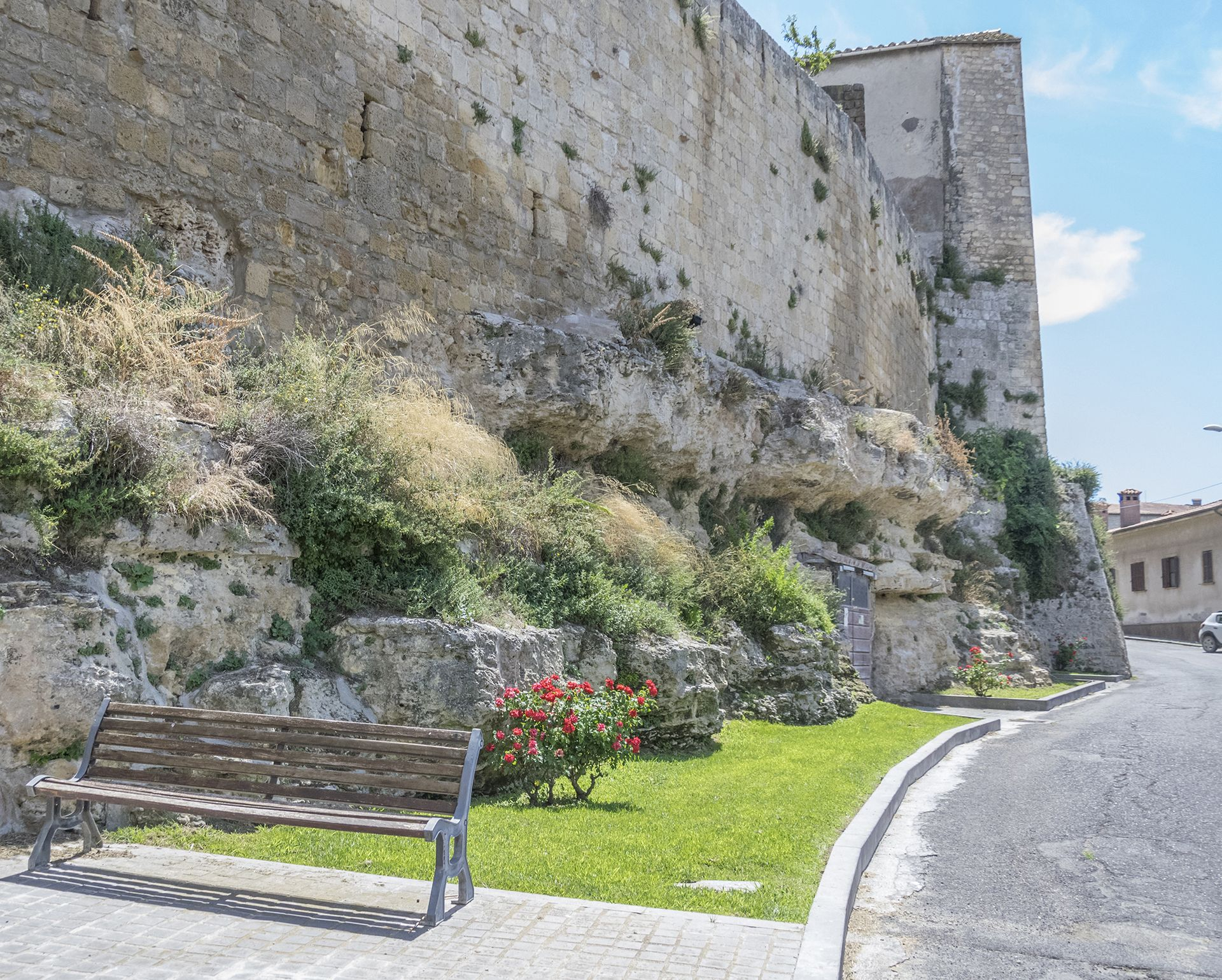 Affioramento di calcareniti plioceniche presso le mura di Tarquinia: si nota come le mura siano letteralmente costruite sopra queste rocce dure e compatte che formano un alto strutturale.