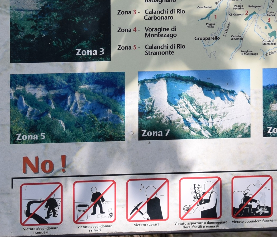 In molti parchi italiani è indicato espressamente di non raccogliere fossili e altri oggetti naturalistici: questo cartello è all'ingresso del parco del Rio Carbonaro (PC) In molti parchi italiani è indicato espressamente di non raccogliere fossili e altri oggetti naturalistici: questo cartello è all'ingresso del parco del Rio Carbonaro (PC)