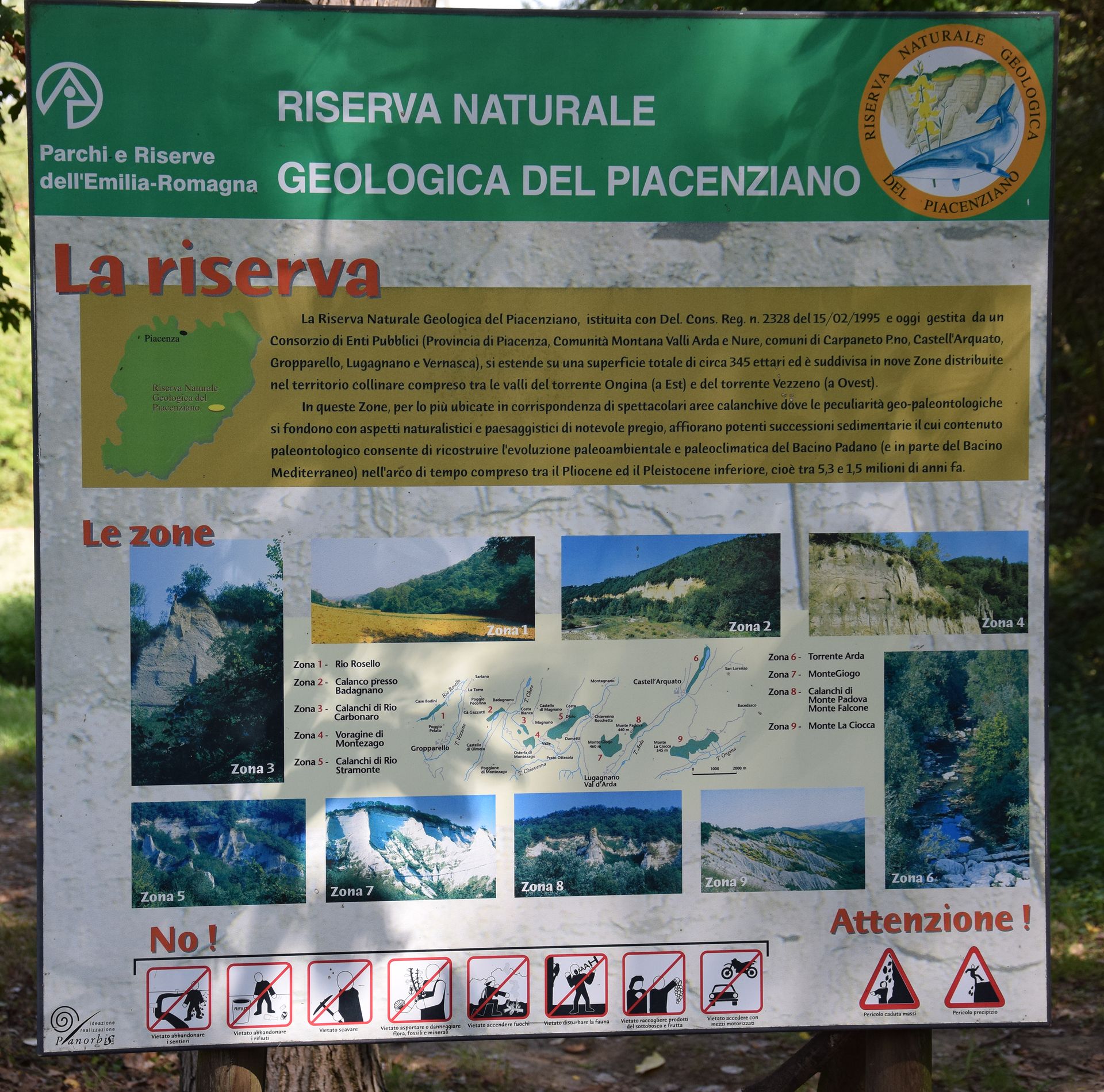 Su questo cartello informativo all'ingresso del percorso del Rio Carbonaro (PC) sono indicati i divieti di raccogliere flora, fossili o minerali.